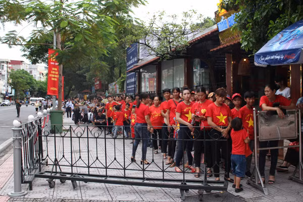 Nhiều người cố gắng đến từ 5h sáng để xếp hàng chờ vào Lăng viếng Bác.