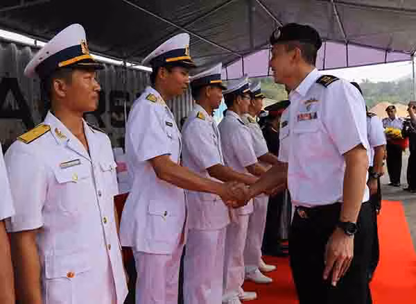 Lễ đón đoàn tàu khu trục RSS INTREPID của Hải quân Singapore vào sáng ngày 26-4.