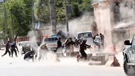 Hiện trường vụ đánh bom ở Kabul sáng 30-4. Ảnh: CNN.