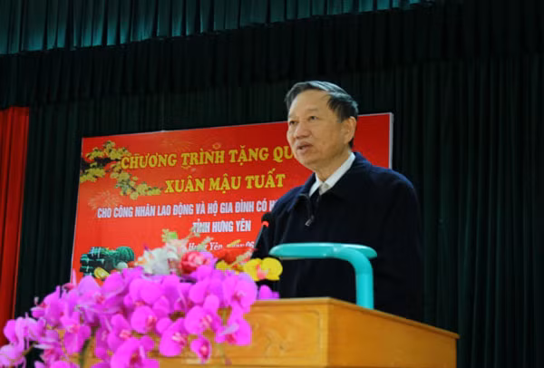 Bộ trưởng Tô Lâm phát biểu tại buổi trao quà.