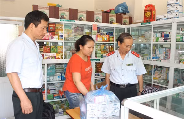 Thanh tra Sở Y tế kiểm tra tại một cơ sở kinh doanh TTD.