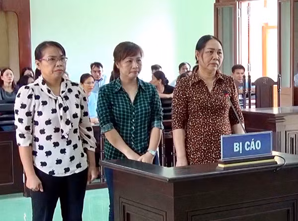 3 trong số 4 bị cáo tại phiên xử sơ thẩm ngày 28-8. 3 trong số 4 bị cáo tại phiên xử sơ thẩm ngày 28-8.