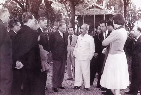 Chủ tịch Hồ Chí Minh nói chuyện với Đoàn đại biểu Quốc hội Tiệp Khắc bên ngôi nhà sàn trong khu Phủ Chủ tịch, tháng 2-1960. Chủ tịch Hồ Chí Minh nói chuyện với Đoàn đại biểu Quốc hội Tiệp Khắc bên ngôi nhà sàn trong khu Phủ Chủ tịch, tháng 2-1960.