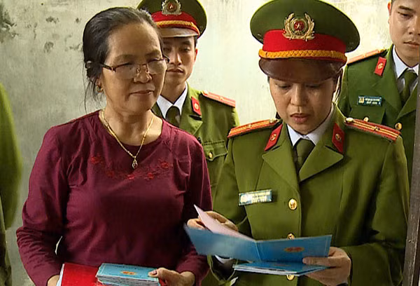 Cán bộ Công an phường Lê Hồng Phong kiểm tra công tác đăng ký lưu trú tại nhà trọ.