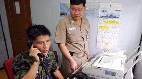 Một sĩ quan Hàn Quốc điện đàm với phía Triều Tiên gần khu phi quân sự. Ảnh tư liệu năm 2005 của AFP.