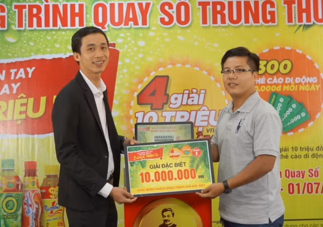 Anh Sơn (phải) không ngờ chỉ với một tin nhắn đã nhận luôn 10 triệu đồng.