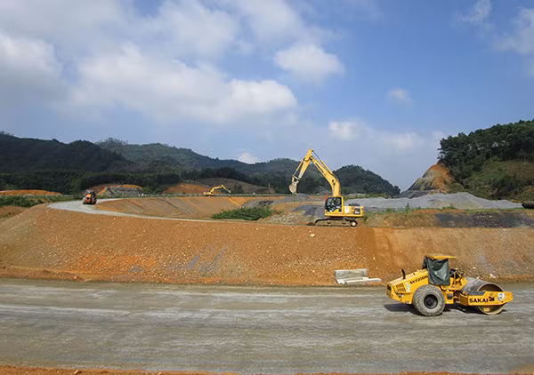 Thi công nền đường nút giao IC-11.