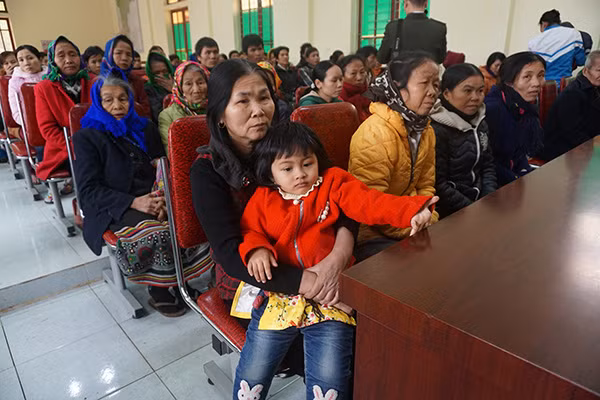 Người dân ở địa phương tập trung tại hội trường UBND xã từ rất sớm.