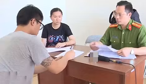 Cán bộ Công an lấy lời khai đối tượng trong đường dây lừa đảo quốc tế.