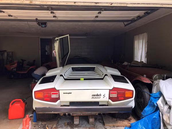 Chiếc Lamborghini Countach được trang bị động cơ V12 4,8 lít hút khí tự nhiên. Tuy chiếc xe đã rất cũ kĩ nhưng vẫn có giá vào khoảng 300.000 USD. Và nếu được khôi phục, nó sẽ có giá hơn 500.000 USD, thậm chí còn cao nữa.