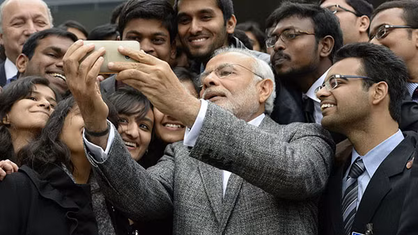 Thủ tướng Ấn Độ Narendra Modi selfi cùng các sinh viên Ấn. Ảnh: EPA.