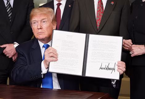 Chính sách thương mại của Tổng thống Donald Trump đe dọa tăng trưởng kinh tế Mỹ. Chính sách thương mại của Tổng thống Donald Trump đe dọa tăng trưởng kinh tế Mỹ.