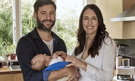 Jacinda Ardern và Clarke Gayford cùng em bé mới sinh Neve tại nhà riêng ở thành phố Aucland. Jacinda Ardern và Clarke Gayford cùng em bé mới sinh Neve tại nhà riêng ở thành phố Aucland.