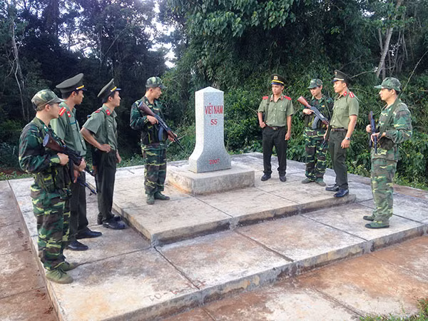 Công an huyện Tuy Đức phối hợp cùng lực lượng Biên phòng tuần tra đảm bảo an ninh biên giới.