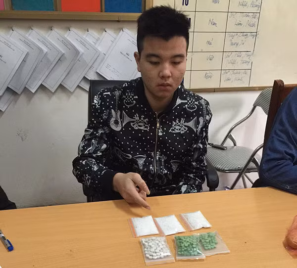 Đối tượng Tuấn cùng tang vật.