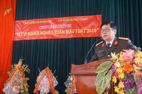 Đại tá Nguyễn Anh Tuấn, đại diện đoàn công tác Báo CAND phát biểu tại buổi trao quà.