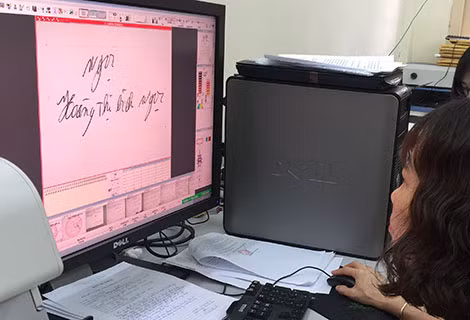 Giám định chữ viết, chữ ký tại Phòng Kỹ thuật hình sự - Công an Hà Nội.