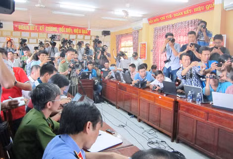 Đông đảo phóng viên báo đài tham gia buổi họp báo.