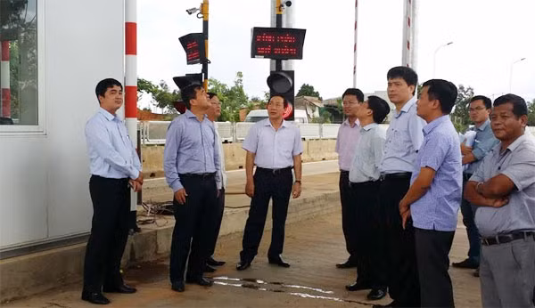 Hội đồng nghiệm thu Nhà nước kiểm tra trạm thu phí BOT trên tuyến đường Hồ Chí Minh.