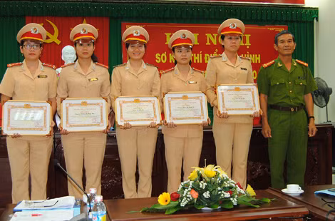 Lãnh đạo Công an tỉnh Bình Định tặng Giấy khen cho nữ CSGT có thành tích xuất sắc.