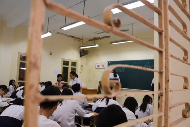 Rất nhiều lớp của trường hiện phải học trong các phòng học xuống cấp như thế này. Nguy cơ tai nạn thường trực nhưng trường gần như không còn phòng học để bố trí.