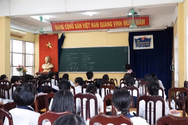 Sau vụ "trần nhà rơi trúng bàn giáo viên", lãnh đạo nhà trường đã tận dụng phòng hội đồng và cả một phòng thí nghiệm làm phòng họp tạm thời. Tuy nhiên theo chia sẻ của lãnh đạo nhà trường với tình trạng xuống cấp của trường thì nếu xảy một vụ tương tự thì rất khó có thêm phòng để bố trí cho lớp học.