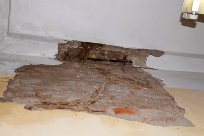 Một phần trần của lớp học ở tầng hai đã lộ cốt sắt của bê tông.