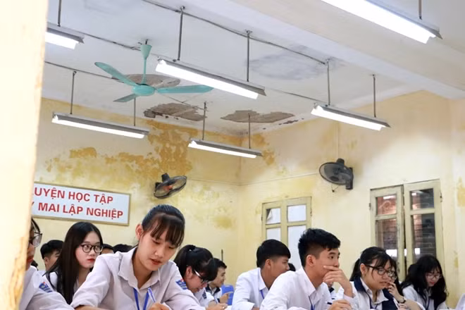 Một lớp học tại THPT Trần Nhân Tông, trên đầu các em là một trần tường với nhiều chỗ loang lổ