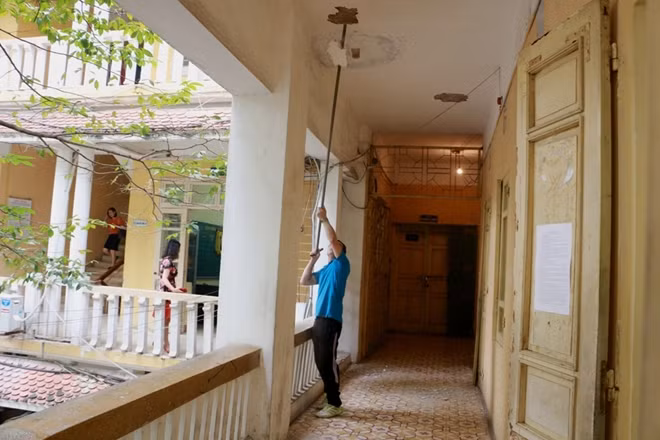 Một biện pháp nữa được lãnh đạo trường THPT Trần Nhân Tông thực hiện là thành lập một "tổ xung kích" chuyển xử lý nhưng khu vực có khả năng xảy ra hư hỏng.