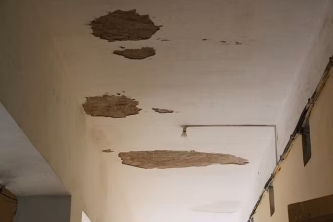 Khu vực trần với những mảng vữa đã bong ra. Sẽ thật nguy hiểm khi những mảng vỡ này rơi trúng giáo viên hay học sinh phía dưới.