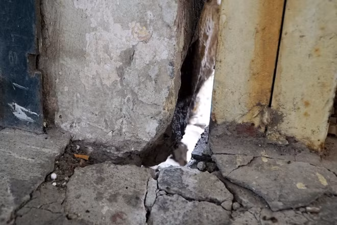 Nhiều vết nứt có thể nhìn xuyên ra bên ngoài.