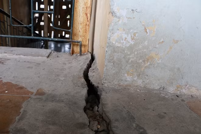 Nền nhà nứt vỡ