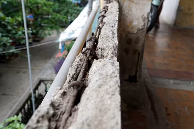 Một phần lan can đã vỡ trơ lõi sắt bên trong.