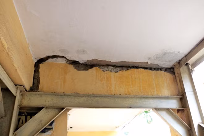 Theo người dân ở đây, mỗi một năm trôi qua là chung cư lại nứt nẻ, bong tróc thêm một ít. Những vết nứt lớn chạy dọc từ tầng 1 lên tầng 5 ngày một rộng, tạo thành khe hở lớn.