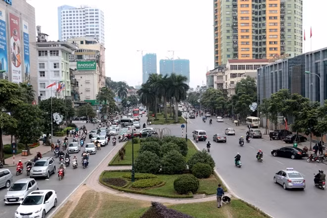 Dải phân cách của đường rộng gần 20m trồng hoa và cây cảnh, tuyến đường này từng được Bộ Giao thông bình chọn là đường đẹp nhất Việt Nam.