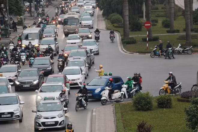 Vào giờ cao điểm, cảnh sát giao thông thường xuyên phải có mặt tại những nút giao trên đường Nguyễn Chí Thanh để phần luồng, hạn chế ùn tắc.