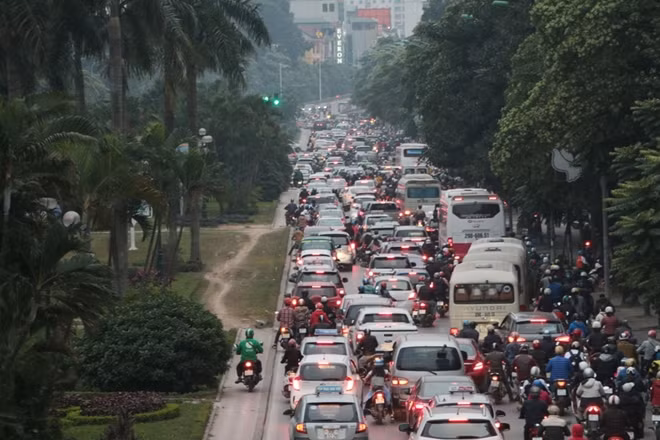 Hiện lưu lượng giao thông trên đường rất lớn. Vào giờ cao điểm rất nhiều người điều khiển xe máy sẵn sàng lao lên vỉa hè để di chuyển thoát khỏi điểm ùn tắc.