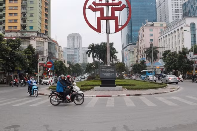 Hai bên đoạn đường này tập trung khá nhiều tòa cao ốc và chung cư.
