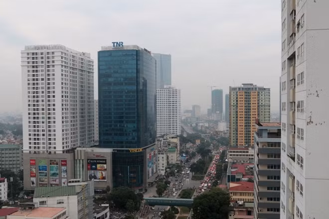 Đường Nguyễn Chí Thanh khánh thành năm 2001 nối từ phố Kim Mã đến đường Láng. Tuyến đường này sẽ có 4 làn xe mỗi bên sau khi mở rộng.