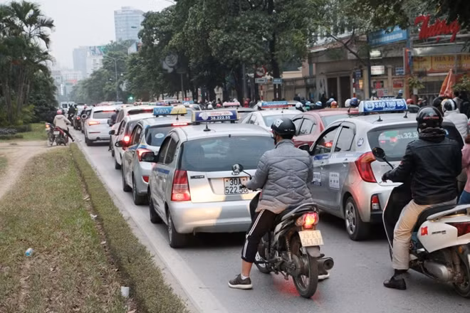 Bản thân giải phân cách cũng trở thành những con đường bất đắc dĩ của nhiều xe máy.