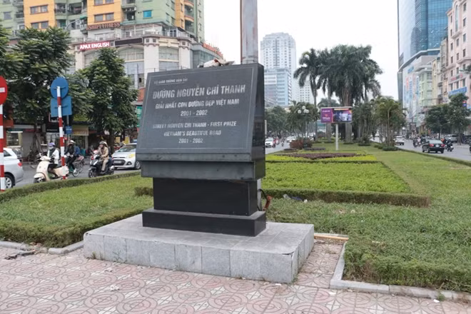 Danh hiệu giải nhất con đường đẹp nhất Việt Nam tồn tại trên dải phân cách từ năm 2001 - 2002, tới đây có thể phải dỡ bỏ.