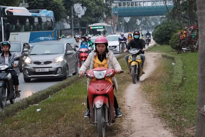 Bản thân giải phân cách cũng trở thành những con đường bất đắc dĩ của nhiều xe máy.