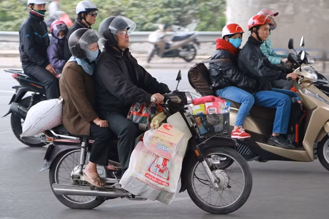 Đồ đạc được người dân chằng dây cẩn thận xung quanh.
