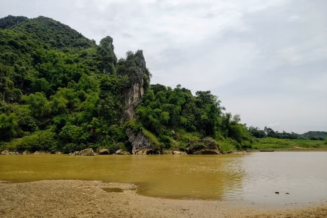 Vách đá dựng đứng bên sông Chu, mật danh của Lũng Nhai.