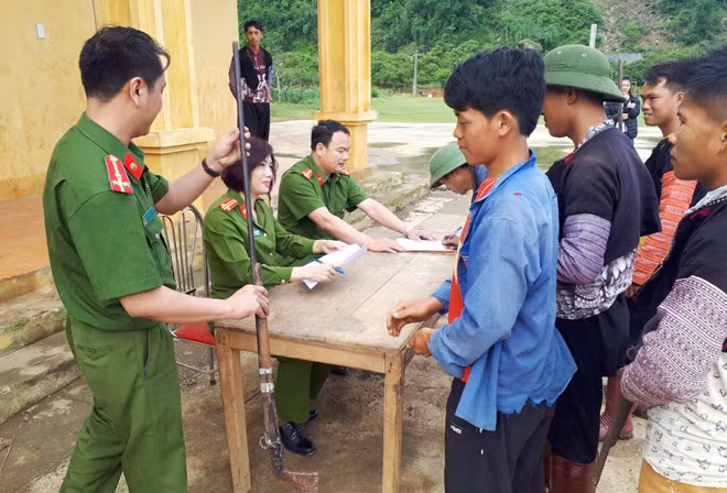 Người dân tự giác tới giao nộp vũ khí, vật liệu nổ, công cụ hỗ trợ. Người dân tự giác tới giao nộp vũ khí, vật liệu nổ, công cụ hỗ trợ.