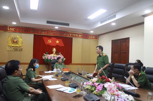 Đại diện Cục Cảnh sát quản lý trại giam, cơ sở giáo dục bắt buộc, trường giáo dưỡng phát biểu tại cuộc họp.