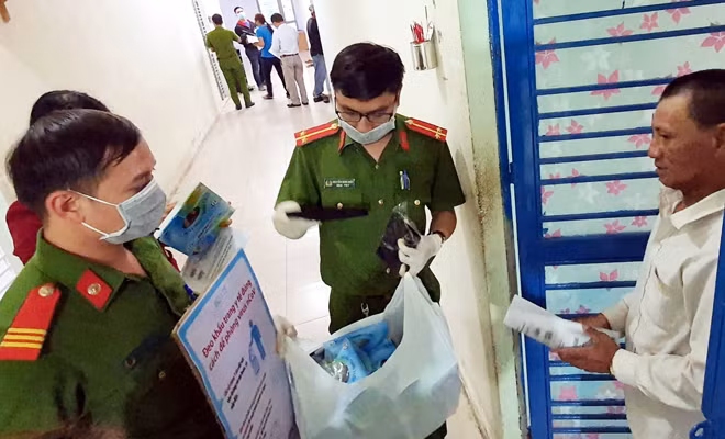 Cán bộ Công an quận Sơn Trà đến các khu dân cư tuyên truyền phòng, chống dịch bệnh COVID -19. Cán bộ Công an quận Sơn Trà đến các khu dân cư tuyên truyền phòng, chống dịch bệnh COVID -19.