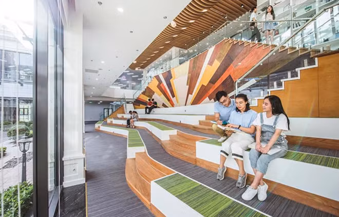 VinUni sở hữu thư viện kỹ thuật số rộng lên tới 4.000m² hoạt động 24/7, nơi các sinh viên học tập, làm việc nhóm, các dự án khởi nghiệp trong không gian tiện nghi và công nghệ cao. VinUni sở hữu thư viện kỹ thuật số rộng lên tới 4.000m² hoạt động 24/7, nơi các sinh viên học tập, làm việc nhóm, các dự án khởi nghiệp trong không gian tiện nghi và công nghệ cao.