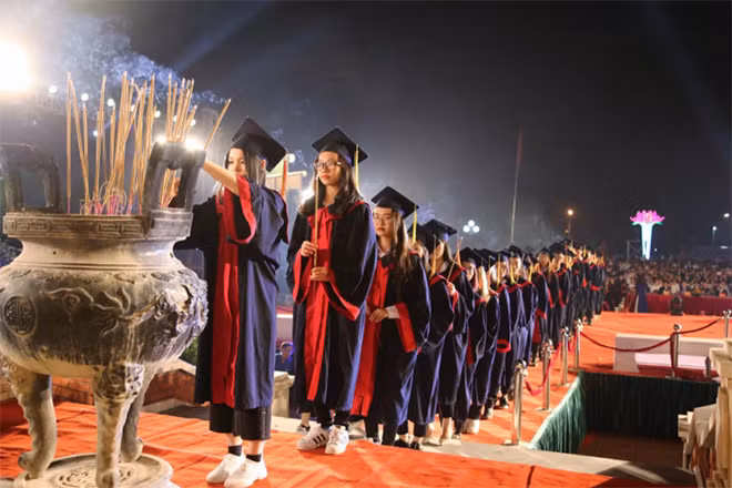 Học sinh, sinh viên dâng hương tại Đền thờ Trạng trình Nguyễn Bỉnh Khiêm.