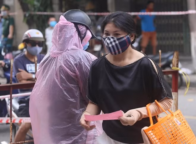 Người dân Đà Nẵng chấp hành quy định chia tần suất đi chợ